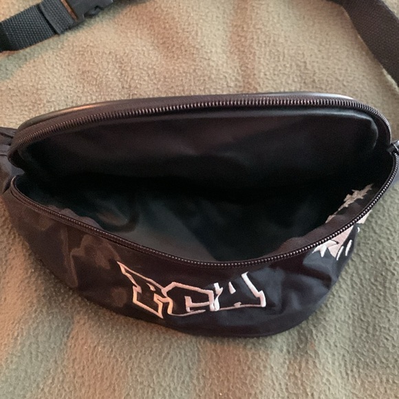Paramount Great America black nylon fanny pack. See pictures for size - Picture 3 of 8